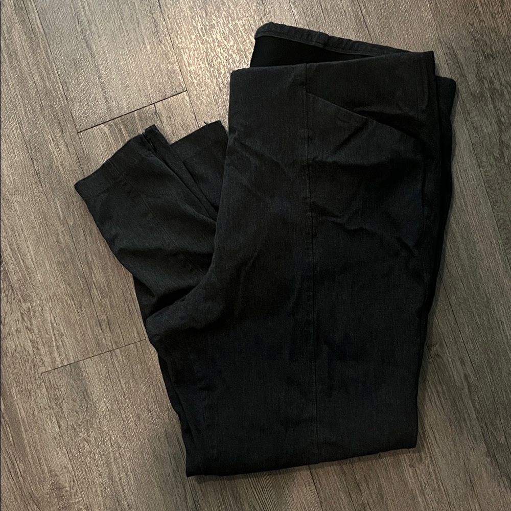 Dark charcoal grey pant with zipper ankle